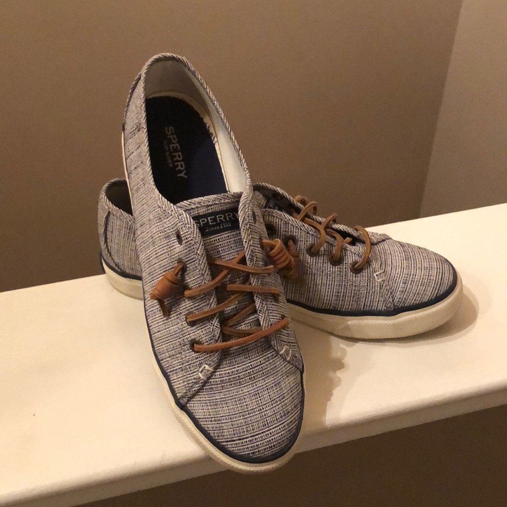 Navy blue hatched Sperry sneaker